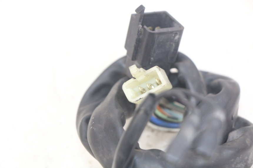 photo de INTERRUPTOR DE LUCES IZQUIERDO HONDA CBR F SC25 1000 (1989 - 1992) - Primer plano técnico
