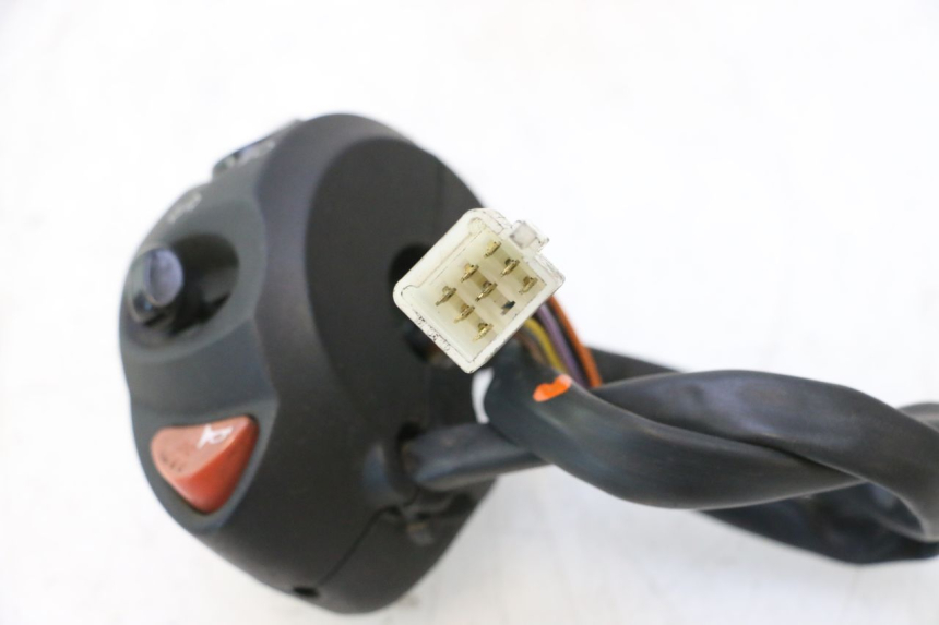photo de INTERRUPTOR DE LUCES IZQUIERDO PEUGEOT CITYSTAR 2T 50 (2018 - 2021) - Zoom estado de uso