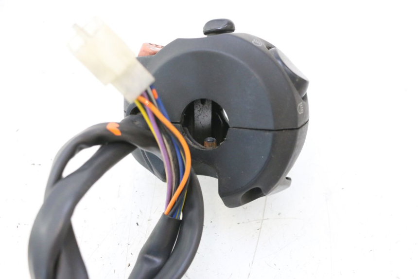 photo de INTERRUPTOR DE LUCES IZQUIERDO PEUGEOT CITYSTAR 2T 50 (2018 - 2021) - Otra perspectiva