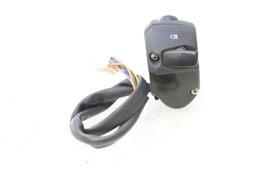 photo de INTERRUPTOR DE LUCES IZQUIERDO PEUGEOT CITYSTAR 2T 50 (2018 - 2021) - Primer plano técnico