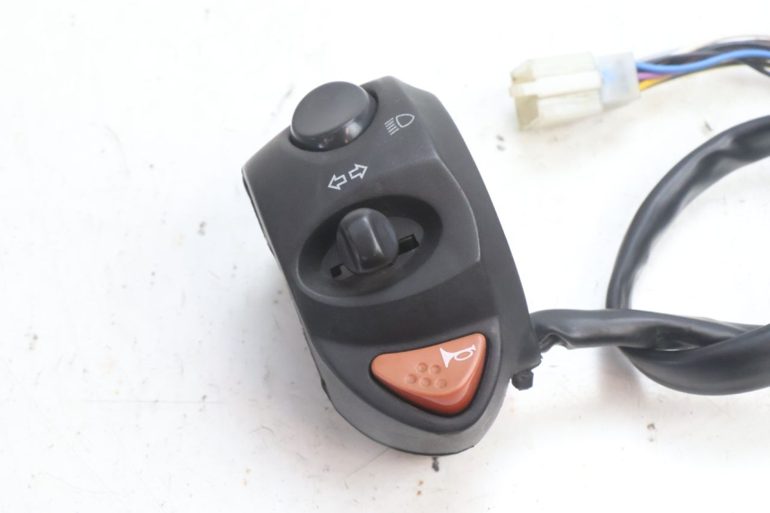 photo de INTERRUPTOR DE LUCES IZQUIERDO PEUGEOT CITYSTAR 2T 50 (2018 - 2021) - Detalle de la pieza