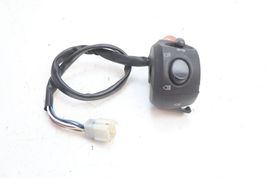 photo de INTERRUPTOR DE LUCES IZQUIERDO PEUGEOT CITYSTAR 2T 50 (2018 - 2021) - Zoom estado de uso