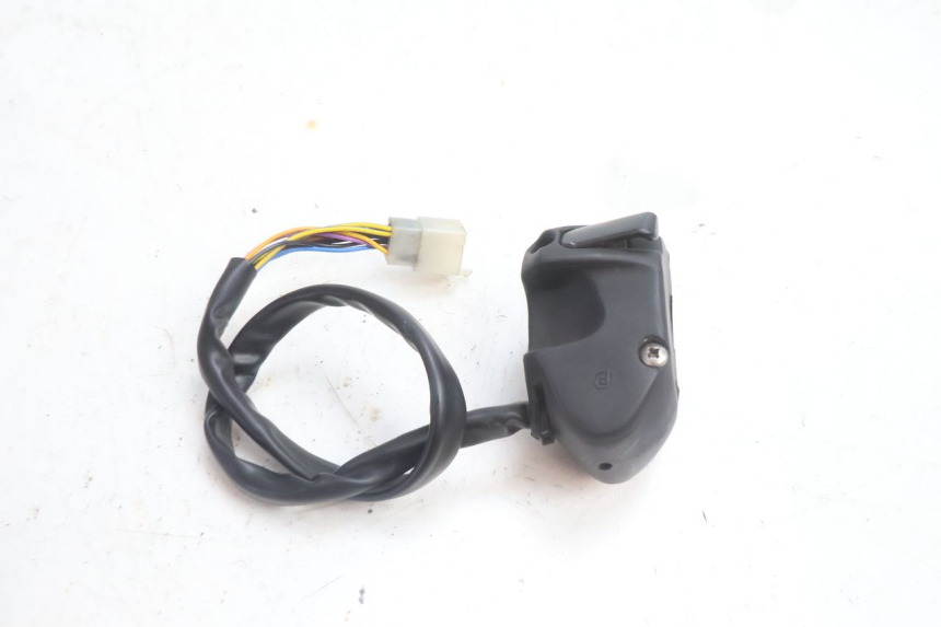 photo de INTERRUPTOR DE LUCES IZQUIERDO PEUGEOT CITYSTAR 2T 50 (2018 - 2021) - Otra perspectiva