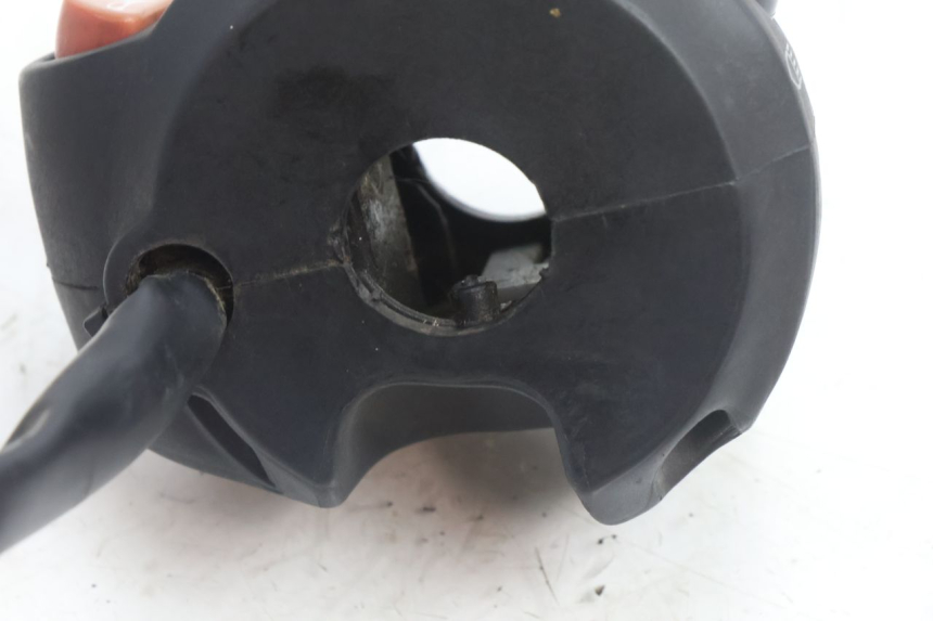 photo de INTERRUPTOR DE LUCES IZQUIERDO PEUGEOT CITYSTAR 2T 50 (2018 - 2021) - Primer plano técnico