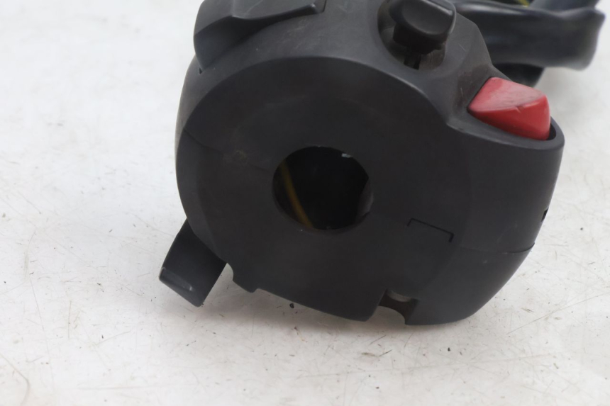 photo de INTERRUPTOR DE LUCES IZQUIERDO PEUGEOT CITYSTAR 125 (2011 - 2017) - Primer plano de alta resolución