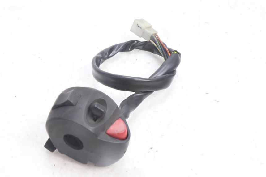 photo de INTERRUPTOR DE LUCES IZQUIERDO PEUGEOT CITYSTAR 125 (2011 - 2017) - Estado de la superficie y material