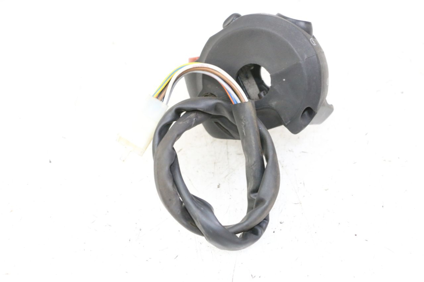 photo de INTERRUPTOR DE LUCES IZQUIERDO PEUGEOT CITYSTAR 50 (2013 - 2017) - Primer plano técnico