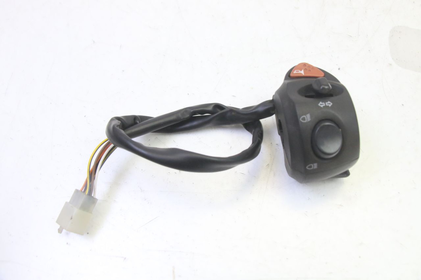 photo de INTERRUPTOR DE LUCES IZQUIERDO PEUGEOT CITYSTAR 50 (2013 - 2017) - Zoom estado de uso