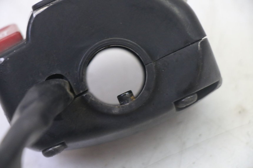 photo de INTERRUPTOR DE LUCES IZQUIERDO SYM CROX 4T 50 (2016 - 2023) - Detalles de los puntos de fijación