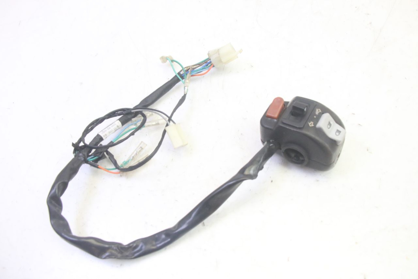 photo de INTERRUPTOR DE LUCES IZQUIERDO SYM CROX 4T 50 (2016 - 2023) - Zoom estado de uso