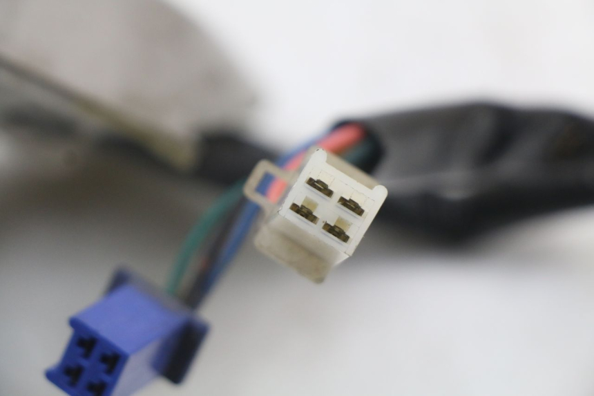 photo de INTERRUPTOR DE LUCES IZQUIERDO YAMAHA CYGNUS X 125 (2004 - 2007) - Detalles de los puntos de fijación