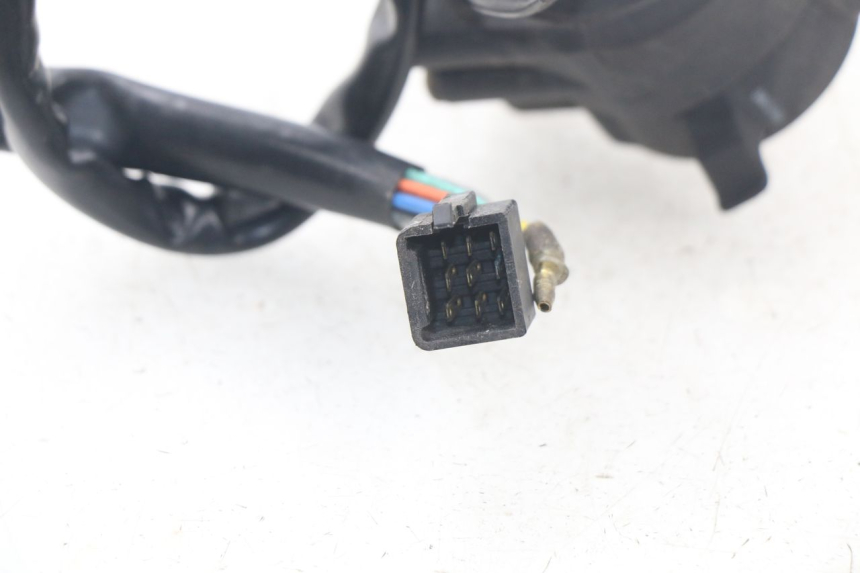 photo de INTERRUPTOR DE LUCES IZQUIERDO KYMCO DINK 4T 50 (2007 - 2018) - Primer plano técnico