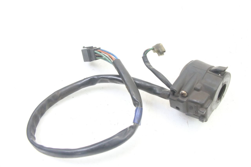 photo de INTERRUPTOR DE LUCES IZQUIERDO KYMCO DINK STREET 125 (2009 - 2014) - Primer plano técnico