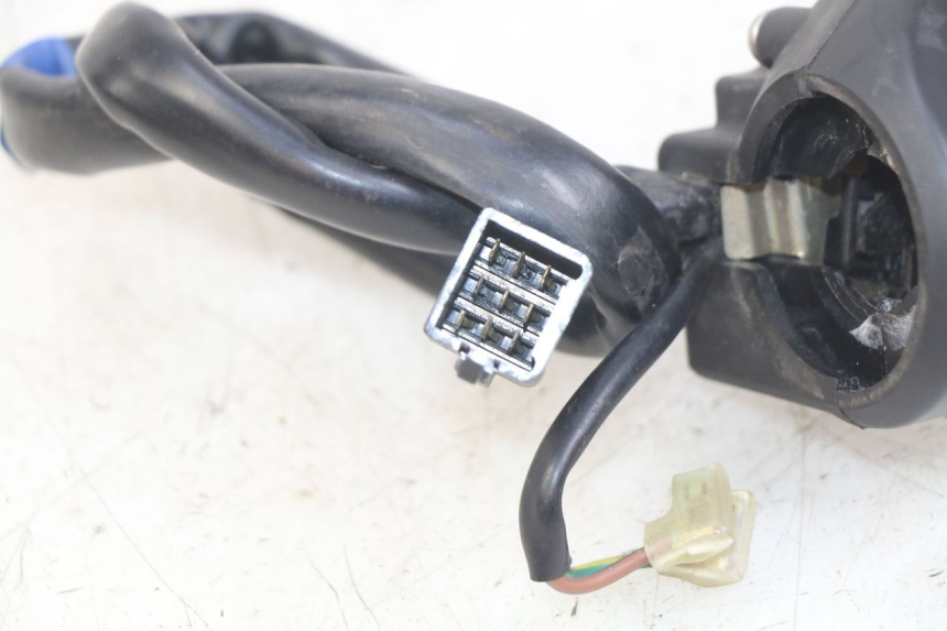 photo de INTERRUPTOR DE LUCES IZQUIERDO KYMCO DOWNTOWN ABS 125 (2015 - 2017) - Primer plano técnico