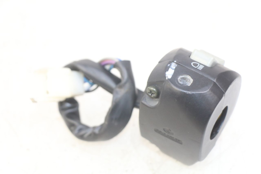 photo de INTERRUPTOR DE LUCES IZQUIERDO EFUN E2GO 1 (2017 - 2021) - Detalles de los puntos de fijación