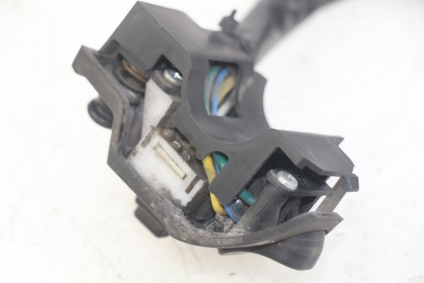 photo de INTERRUPTOR DE LUCES IZQUIERDO YAMAHA D'ELIGHT DELIGHT 125 (2017 - 2020) - Primer plano técnico