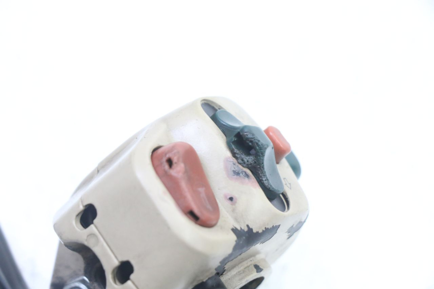 photo de INTERRUPTOR DE LUCES IZQUIERDO PEUGEOT ELYSEO 125 (1999 - 2004) - Detalles de los puntos de fijación