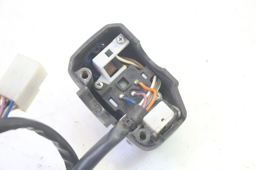 photo de INTERRUPTOR DE LUCES IZQUIERDO PEUGEOT ELYSEO 125 (1999 - 2004) - Primer plano técnico