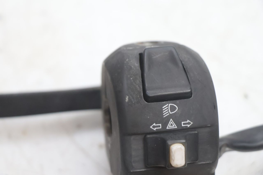 photo de INTERRUPTOR DE LUCES IZQUIERDO JM MOTORS EVOLIS 4T 50 (2018 - 2022) - Zoom estado de uso