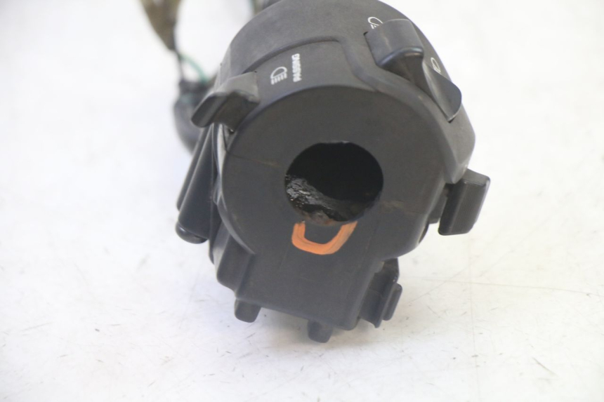 photo de INTERRUPTOR DE LUCES IZQUIERDO. HONDA FES S-WING SWING ABS 125 (2007 - 2015) - Primer plano técnico