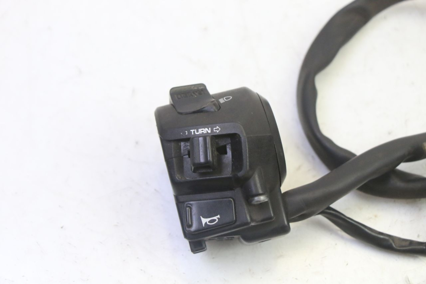 photo de INTERRUPTOR DE LUCES IZQUIERDO. HONDA FES S-WING SWING ABS 125 (2007 - 2015) - Detalle de la pieza