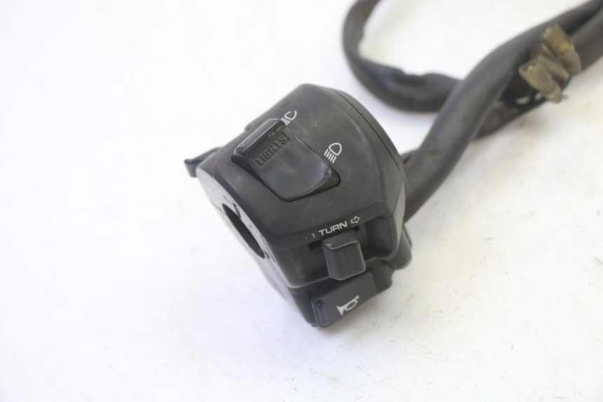 photo de INTERRUPTOR DE LUCES IZQUIERDO. HONDA FES S-WING SWING ABS 125 (2007 - 2015) - Zoom estado de uso