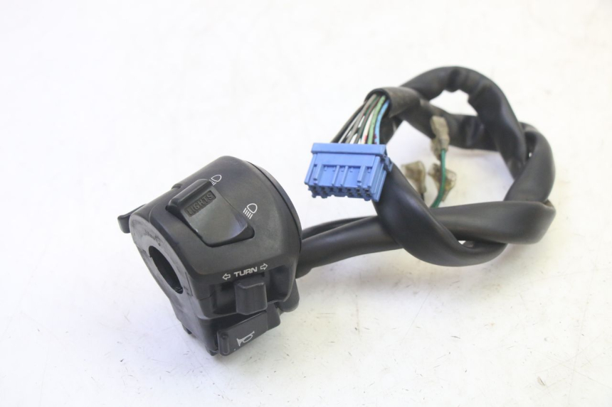 photo de INTERRUPTOR DE LUCES IZQUIERDO. HONDA FES S-WING SWING ABS 125 (2007 - 2015) - Zoom estado de uso