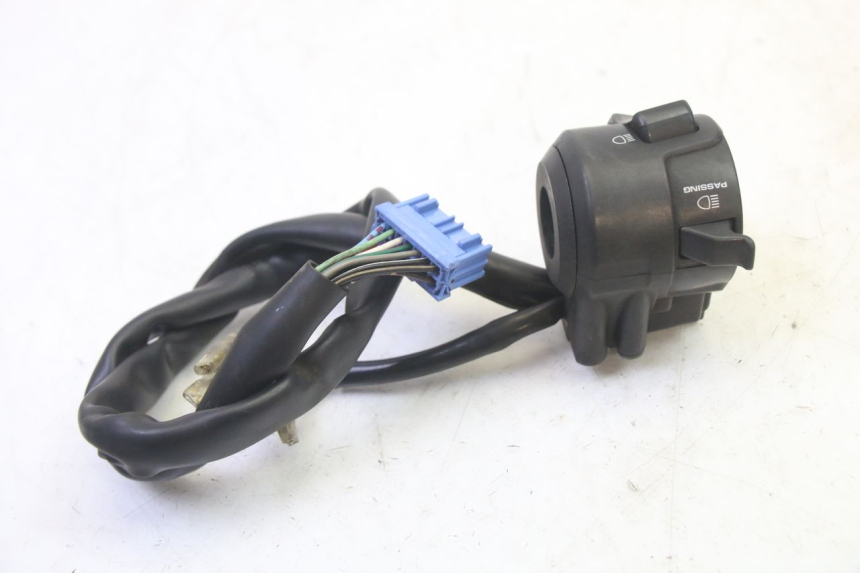 photo de INTERRUPTOR DE LUCES IZQUIERDO. HONDA FES S-WING SWING ABS 125 (2007 - 2015) - Primer plano técnico
