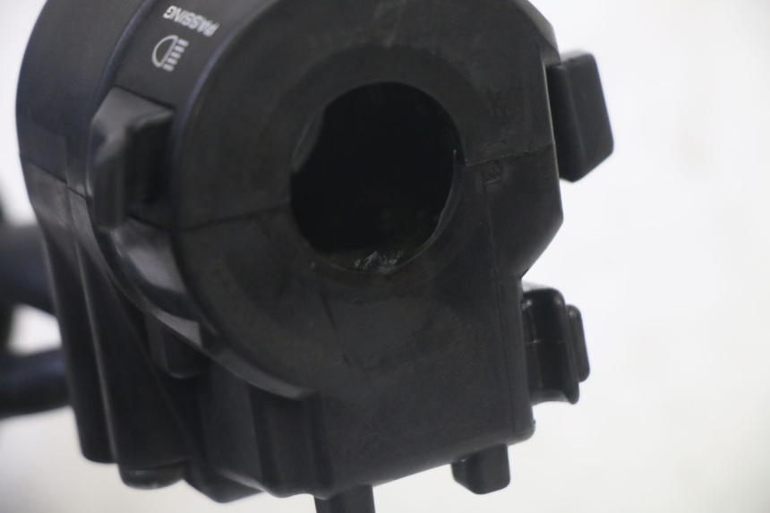 photo de INTERRUPTOR DE LUCES IZQUIERDO. HONDA FES S-WING SWING ABS 125 (2007 - 2015) - Detalles de los puntos de fijación