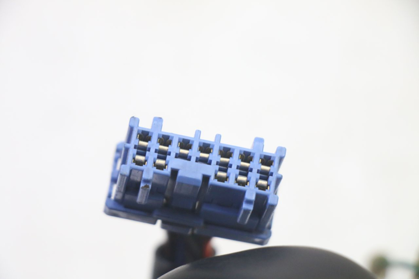 photo de INTERRUPTOR DE LUCES IZQUIERDO. HONDA FES S-WING SWING ABS 125 (2007 - 2015) - Recambio usado revisado