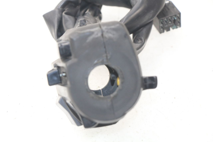 photo de INTERRUPTOR DE LUCES IZQUIERDO YAMAHA FJR ABS 1300 (2006 - 2012) - Detalle de la pieza