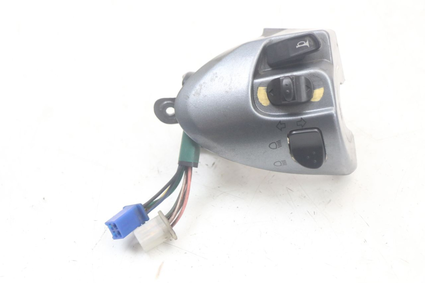 photo de INTERRUPTOR DE LUCES IZQUIERDO MBK FLAME X 125 (2004 - 2007) - Primer plano técnico