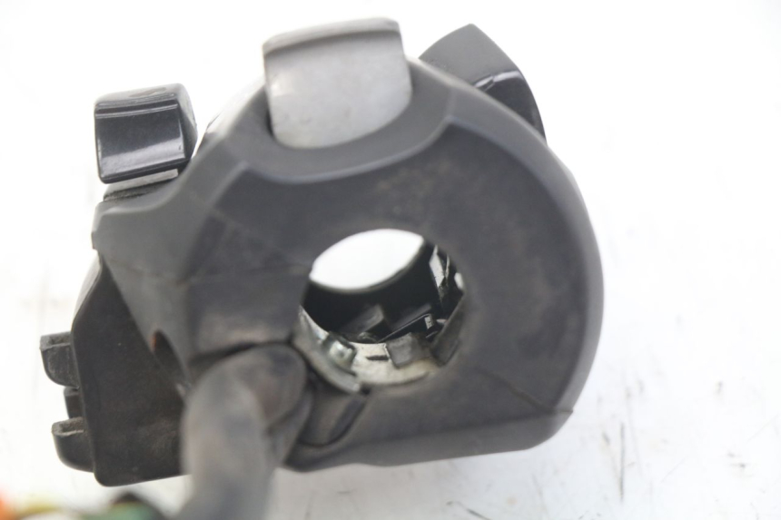 photo de INTERRUPTOR DE LUCES IZQUIERDO HONDA FORZA 125 (2015 - 2016) - Zoom estado de uso