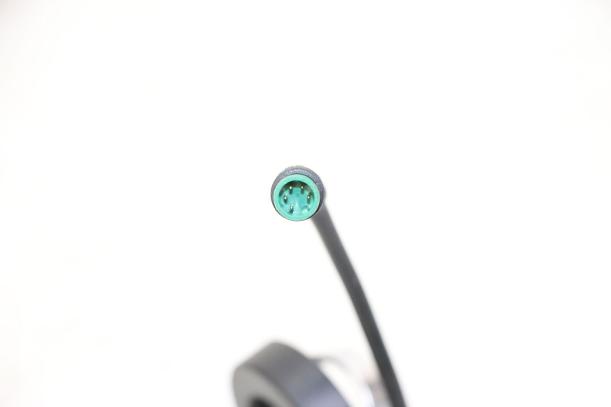 photo de COMANDO IZQUIERDO KUKIRIN G2 MASTER 1 - Primer plano técnico