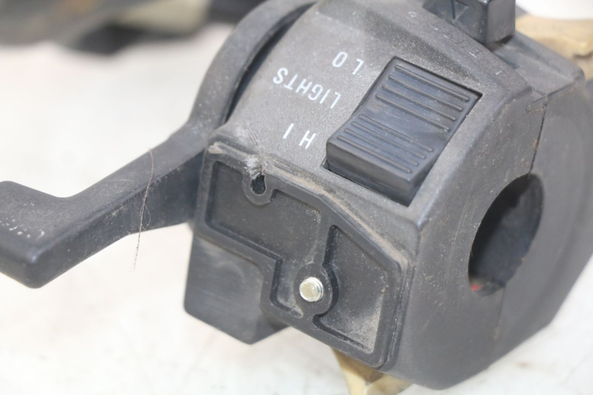 photo de INTERRUPTOR DE LUCES IZQUIERDO SUZUKI GSX-F GSX  F 1100 (1988 - 1994) - Primer plano técnico