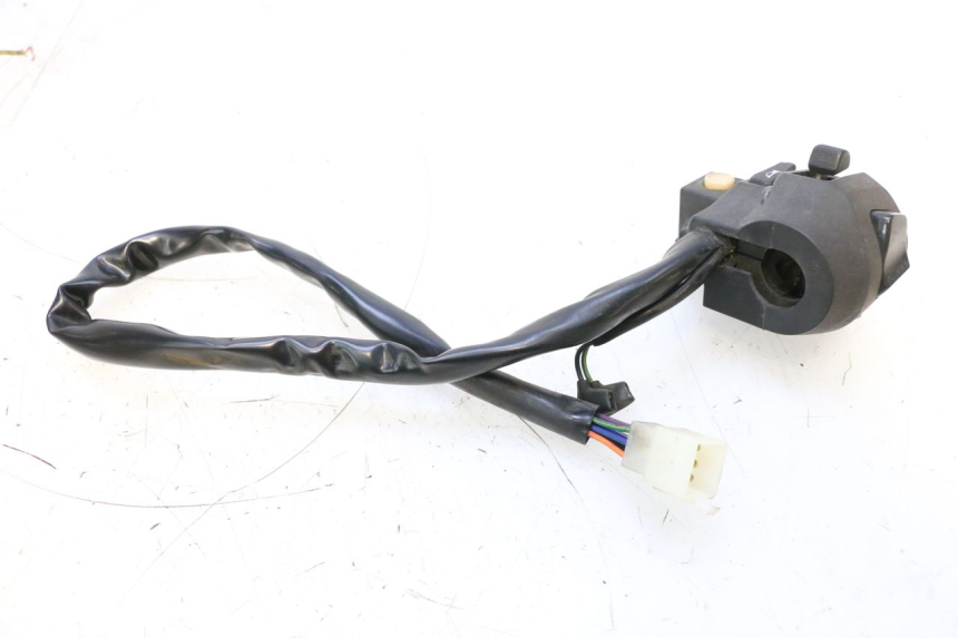 photo de CONMUTADOR IZQUIERDA SYM GTS EVO 125 (2009 - 2013) - Primer plano técnico