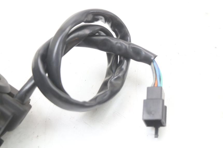 photo de Interruptor de luces izquierdo KYMCO K-PW K-PIPE 50 (2012 - 2017) - Primer plano técnico