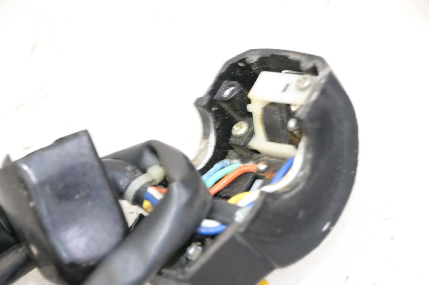 photo de INTERRUPTOR DE LUCES IZQUIERDO PEUGEOT KISBEE 2T 50 (2010 - 2017) - Zoom estado de uso