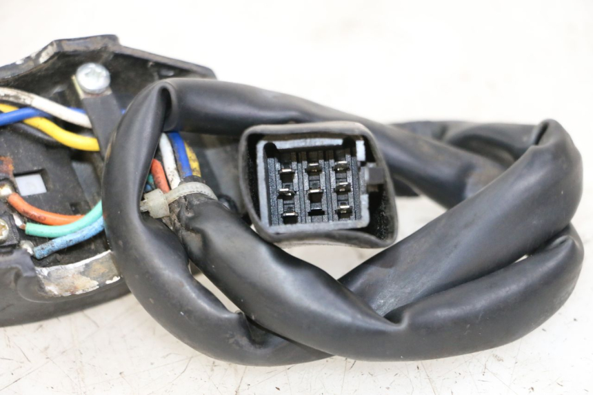 photo de INTERRUPTOR DE LUCES IZQUIERDO PEUGEOT KISBEE 2T 50 (2010 - 2017) - Primer plano técnico