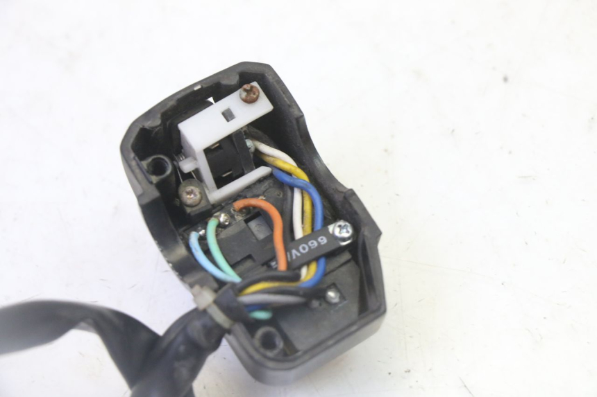 photo de INTERRUPTOR DE LUCES IZQUIERDO PEUGEOT KISBEE 2T 50 (2010 - 2017) - Primer plano técnico