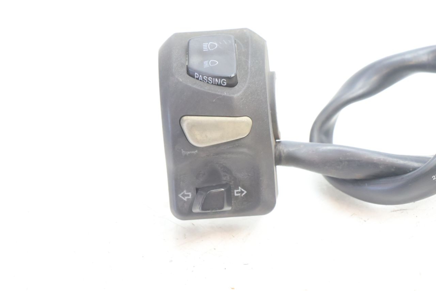 photo de INTERRUPTOR DE LUCES IZQUIERDO PEUGEOT KISBEE 2T 50 (2010 - 2017) - Detalle de la pieza