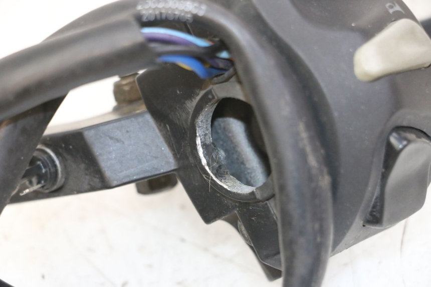 photo de INTERRUPTOR DE LUCES IZQUIERDO PEUGEOT KISBEE 4T 50 (2010 - 2017) - Detalle de la pieza