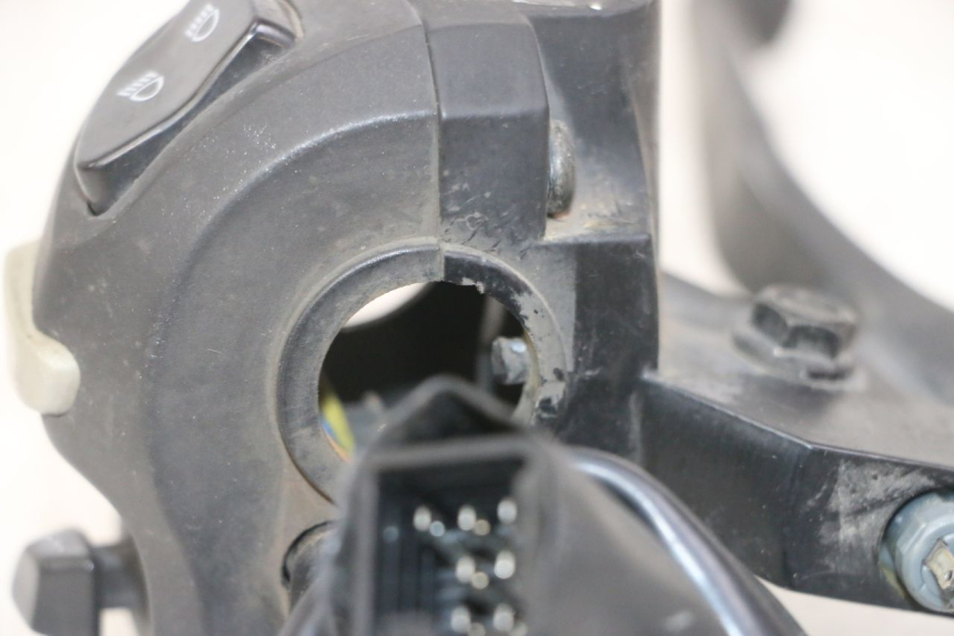 photo de INTERRUPTOR DE LUCES IZQUIERDO PEUGEOT KISBEE 4T 50 (2018 - 2022) - Primer plano técnico