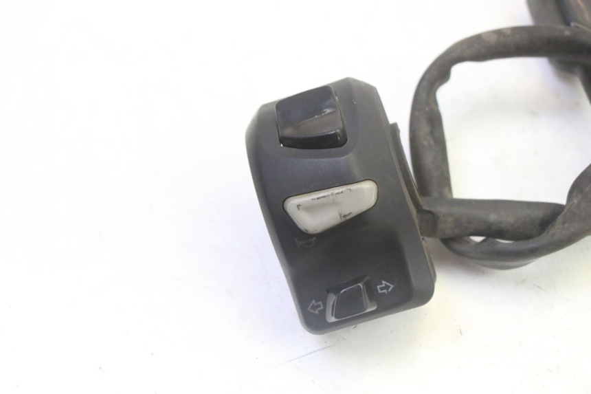 photo de INTERRUPTOR DE LUCES IZQUIERDO PEUGEOT KISBEE 4T 50 (2018 - 2022) - Detalle de la pieza