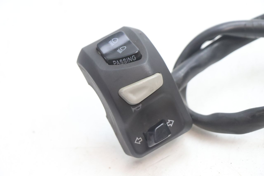 photo de INTERRUPTOR DE LUCES IZQUIERDO PEUGEOT KISBEE 4T 50 (2018 - 2022) - Detalle de la pieza