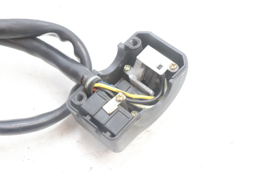 photo de INTERRUPTOR DE LUCES IZQUIERDO PEUGEOT KISBEE 4T 50 (2010 - 2017) - Primer plano técnico