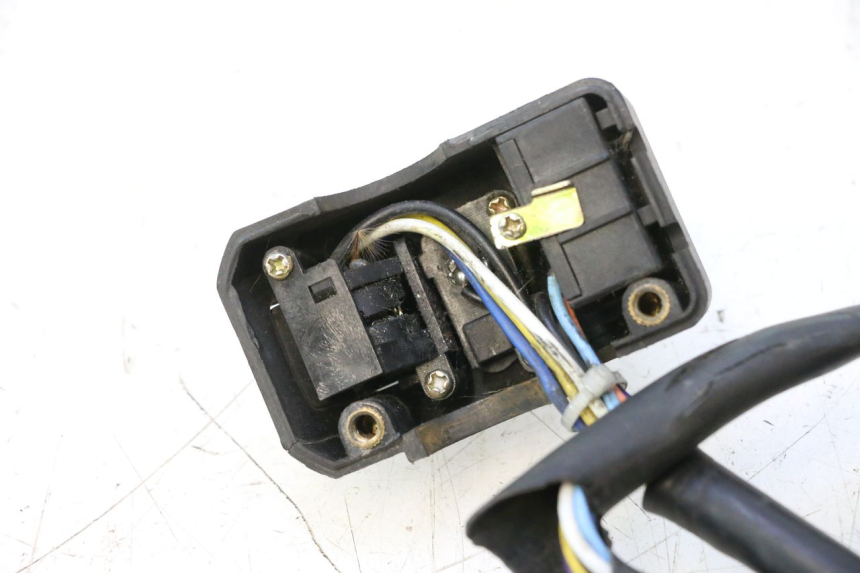 photo de INTERRUPTOR DE LUCES IZQUIERDO PEUGEOT KISBEE 4T 50 (2018 - 2022) - Primer plano técnico