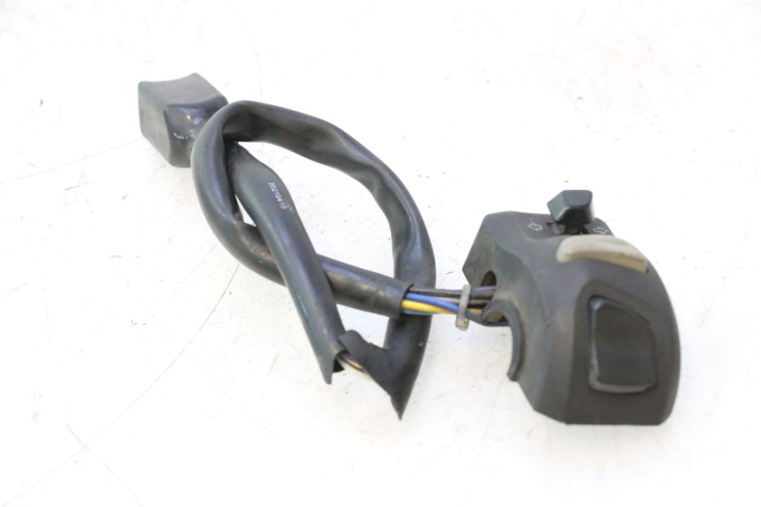photo de INTERRUPTOR DE LUCES IZQUIERDO PEUGEOT KISBEE 4T 50 (2018 - 2022) - Estado de la superficie y material