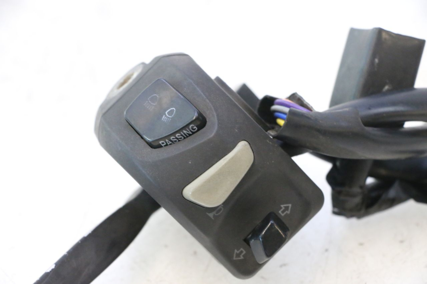 photo de INTERRUPTOR DE LUCES IZQUIERDO PEUGEOT KISBEE 4T 50 (2018 - 2022) - Detalle de la pieza