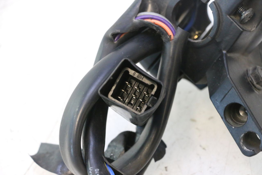 photo de INTERRUPTOR DE LUCES IZQUIERDO PEUGEOT KISBEE 4T 50 (2018 - 2022) - Zoom estado de uso